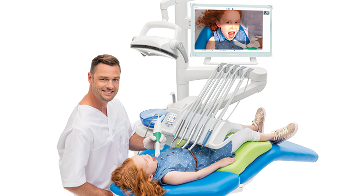 La nuova lampada operativa per riuniti dentali di Planmeca con telecamere integrate 4K offre eccezionali possibilità di comunicazione, consultazione e documentazione