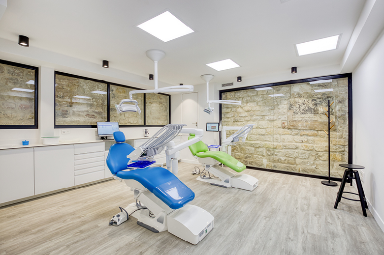 High tech meets cosy comfort in a Parisian clinic